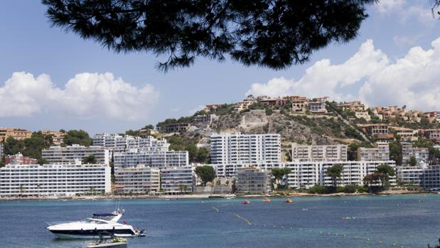 Playa de Santa Ponsa, en Calviá, situada a once kilómetros de Cala Vinyes
